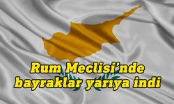 Rum Meclisindeki bayraklar, depremde hayatını kaybeden Kıbrıslı Türkler için yarıya indirildi