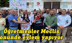 Öğretmenler, yasalarındaki değişikliği Meclis önünde protesto ediyor