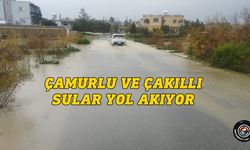 İleli Market önünde oluşan su birikintisi nedeniyle yol trafik akışına kapatıldı