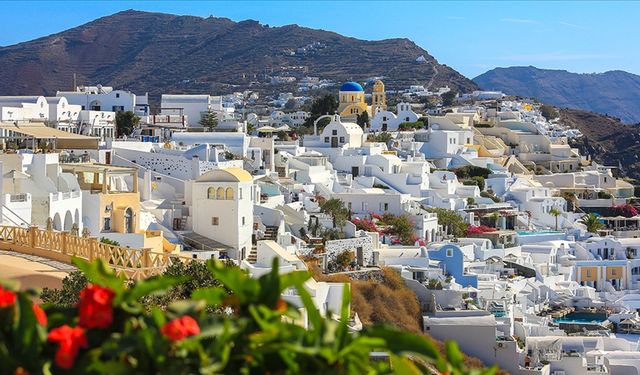 Depremler nedeniyle çok sayıda kişi Santorini Adası'nı terk ediyor