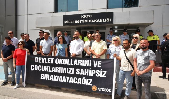 KTOEÖS ve KTÖS'ten ortak eylem: Devlet okullarını ve çocuklarımızı sahipsiz bırakmayacağız