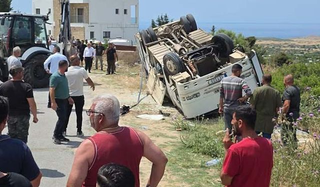 Öğrencileri taşıyan otobüs kaza yaptı: Otobüs sürücüsü ve 10 öğrenci yaralandı