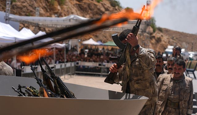 Silah bırakma süreci başladı: 30 PKK'lı ellerindeki silahları imha etti