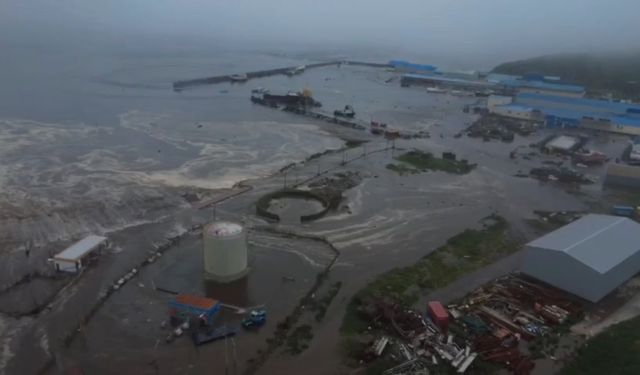 Tsunami dalgaları Hawaii'yi etkilemeye başladı...