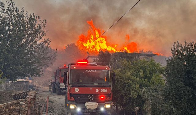 Antalya, Muğla ve Aydın'da orman yangınları: Alevler evlere ulaştı