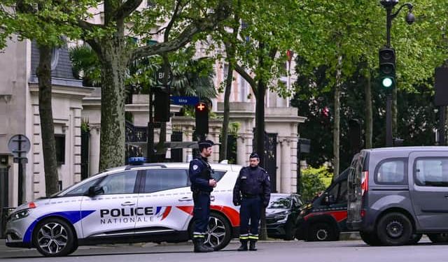 Paris'te araç restoranın bahçesine daldı: 1 ölü, 6 yaralı