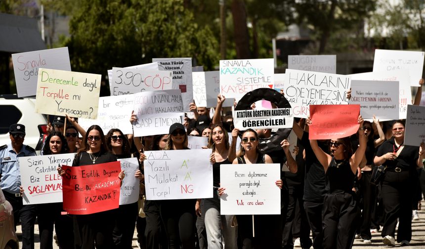 AÖA öğrencileri Milli Eğitim Bakanlığı’na siyah çelenk bıraktı