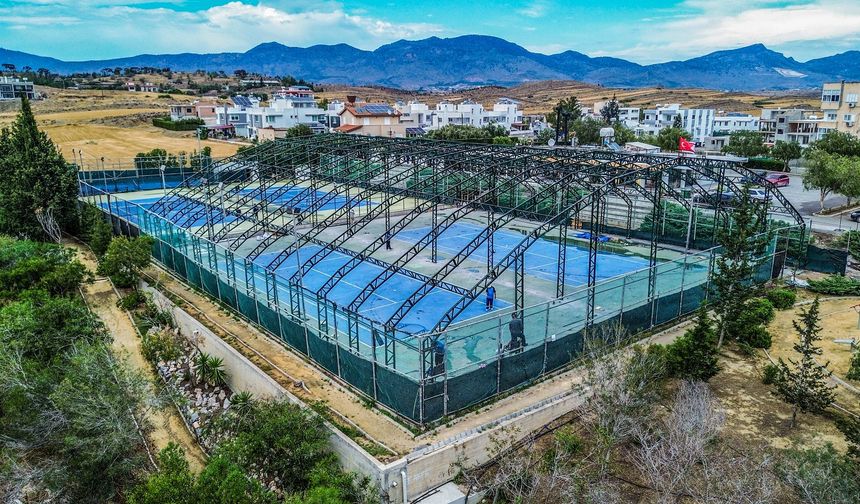 Gönyeli tenis kortlarında uluslararası standartlardaki yeni yapının çalışmaları sürüyor