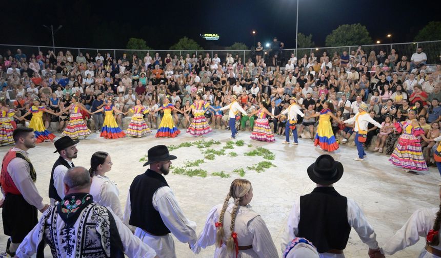 15. Uluslararası Lefkoşa Halk Dansları Festivali başladı