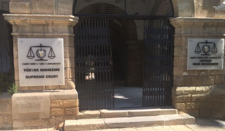 “Sahte diploma” davası… Sanıklar ilk kez Lefkoşa Ağır Ceza Mahkemesi’ne çıkarıldı