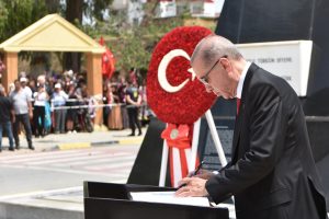Erdoğan, Lefkoşa Atatürk Anıtı'na çelenk koyarak Anıt Özel Defteri’ni imzaladı
